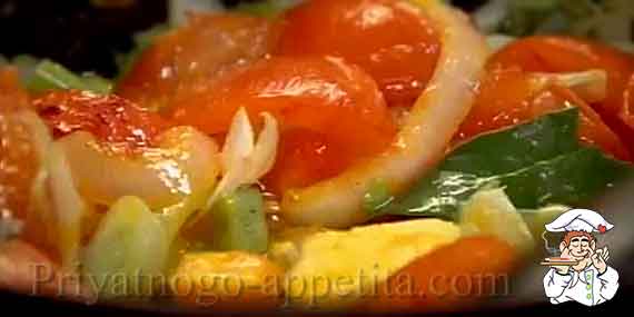 томаты с овощами на сковороде