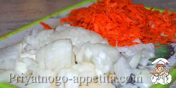 резаный лук с морковкой