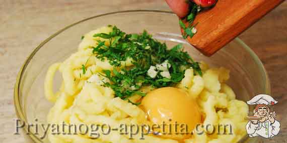 добавить чеснок яйцо зелень