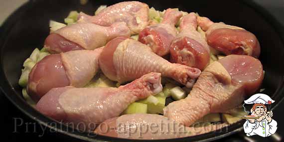курица с луком на сковороде