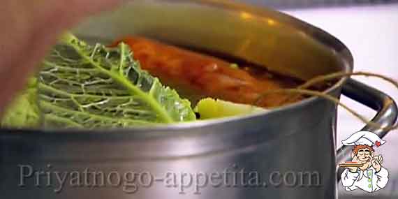колбаса в кастрюле с овощами