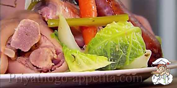 мясо отварное с овощами на тарелке