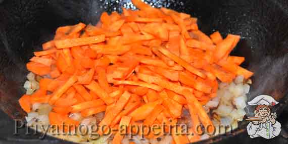 кладем морковь