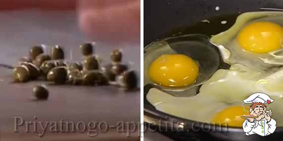 каперсы и жареные яйца