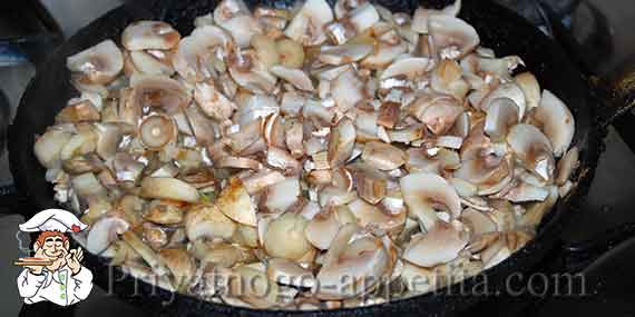 грибы с луком на сковородке