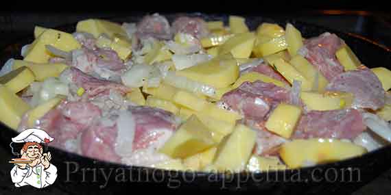 сковородку с мясом и картошкой в духовке