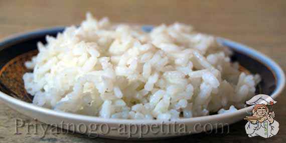 вареный рис на тарелке