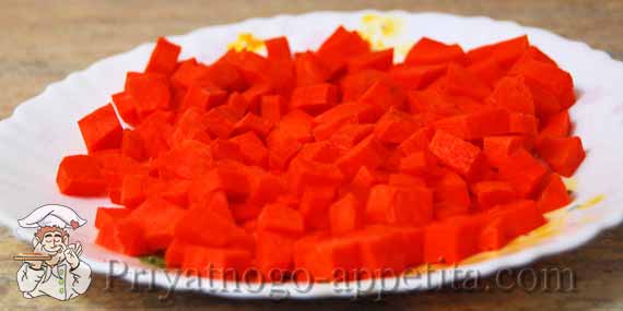 резаная кубиками морковка