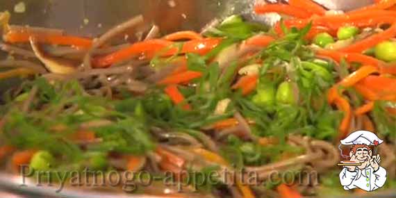 гречневая лапша в салате с овощами