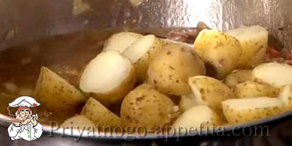 вареный картофель в кастрюле