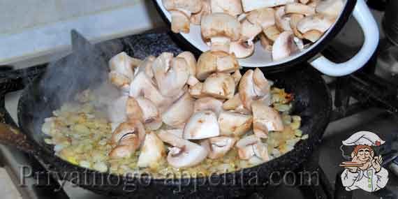 грибы на сковороде с луком