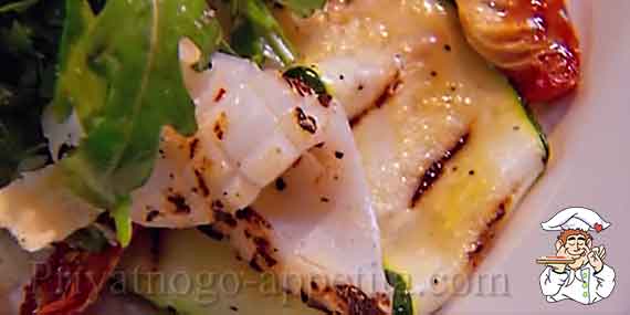 Салат с жареными кальмарами на тарелке