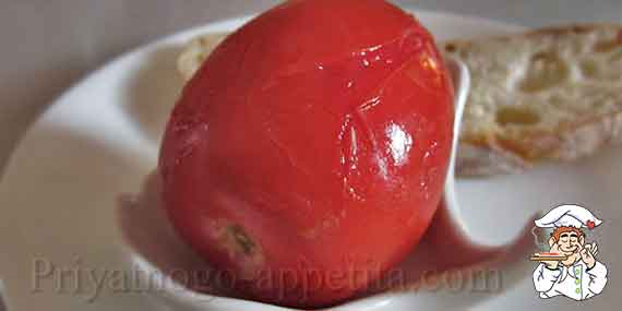бочковое помидор на тарелке