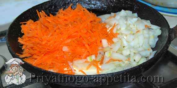 морковь с луком на сковороде