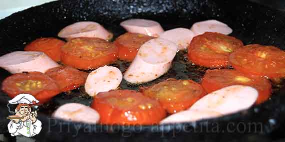 колбаса с помидорами на сковородке