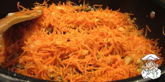 морковка с луком на сковородке