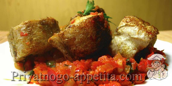 Жареная рыба с болгарским перцем и помидорами