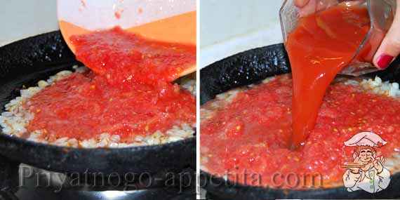 томат с луком на сковороде