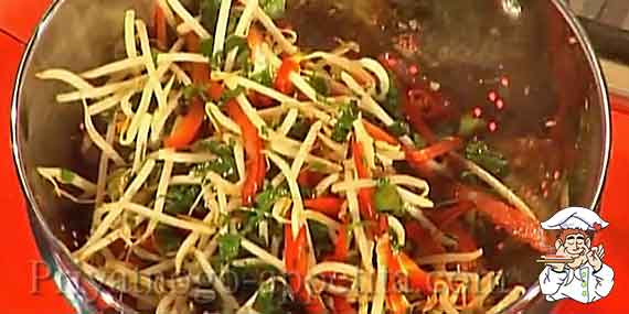 овощи с мясом в миске