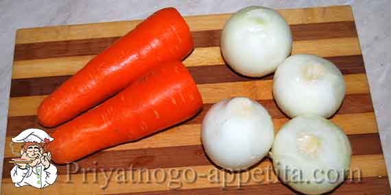мытые и очищенные лук с морковкой