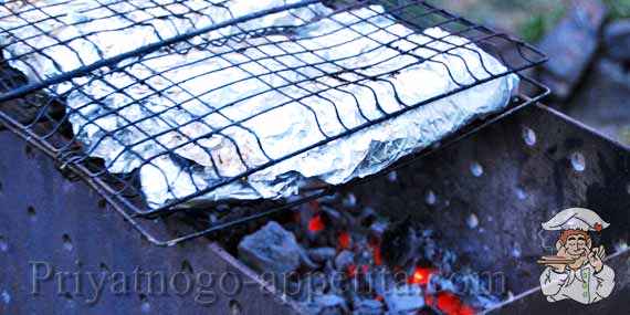 мангал с решеткой и рыбой в фольге