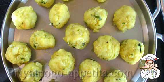 картофельные шарики на подносе
