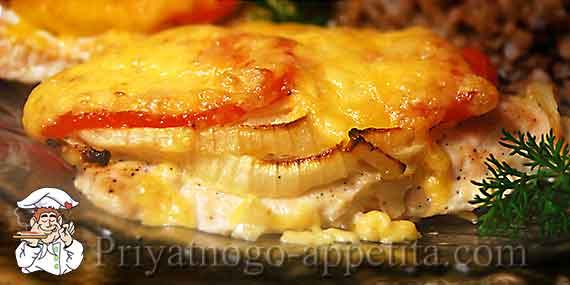 куриная отбивная с сыром и помидорами на тарелке