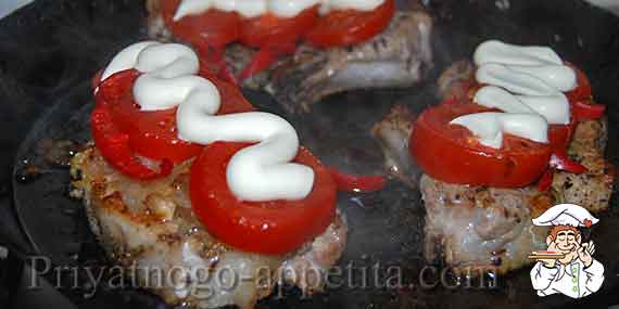 мясо с помидорами и майонезом