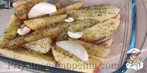 Чищеные картофель с луком и чесноком