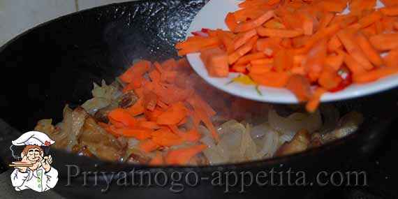 морковь в сковороду с мясом