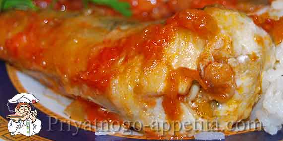 рыба в томатном соусе на тарелке