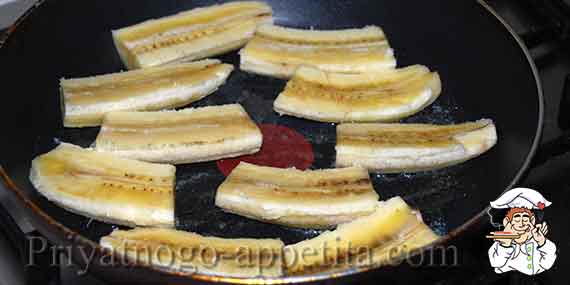 бананы на сковородке