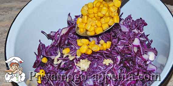Салат из краснокочанной капусты с кукурузой и майонезом