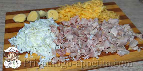 резаное куриное мясо с тертыми яйцами и сыром