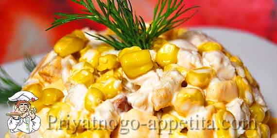 салат с курицей, кукурузой и сухариками на тарелке