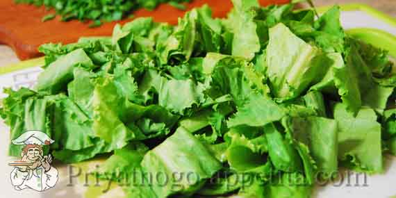 режем листья салата