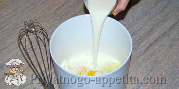 яйца с молоком и венчиком
