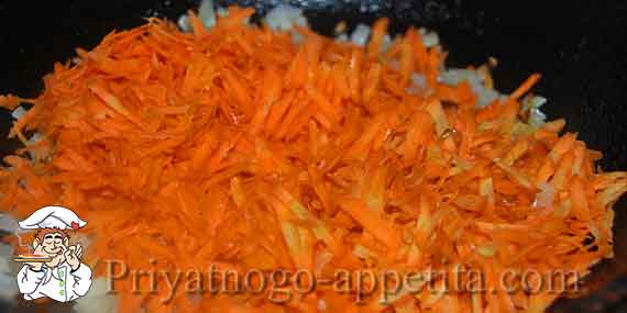 морковка с луком в сковородке