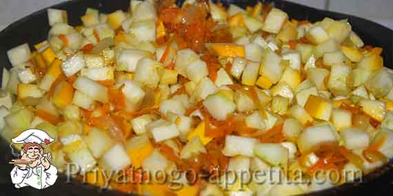 кабачки с овощами в сковородке