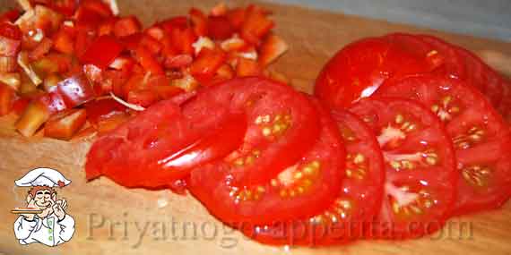 резаные помидоры с болгарским перцем