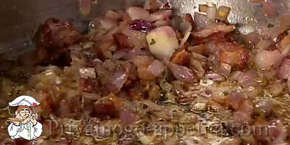 лук с беконом и чесноком