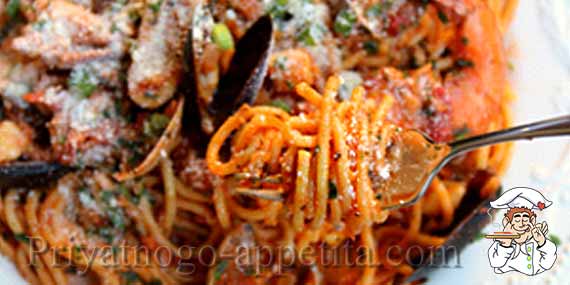 спагетти с соусом, морепродуктами и сыром