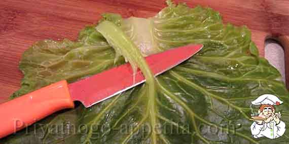 отрезаем ножку у капустного листа