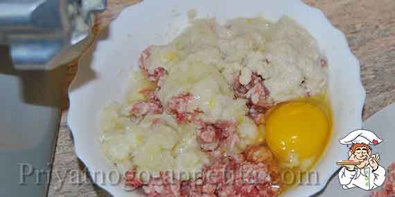 лук с яйцом и хлебом в фарше