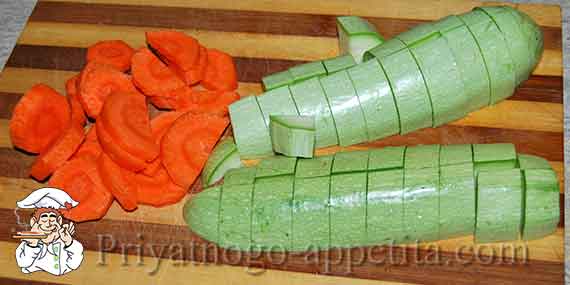 Резаная морковь с кабачком