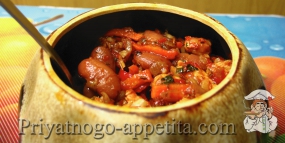 Фасоль с мясом в горшочке