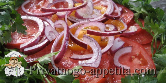 Салат из разноцветных помидоров и чеснока