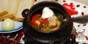 Мясо с овощами в горшочках