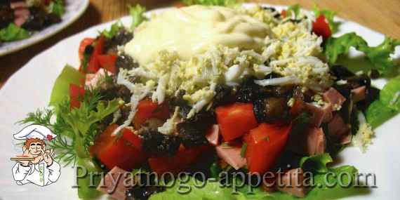 Салат с вареной колбасой и грибами