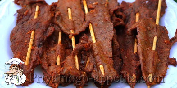 Мясо на шпажках